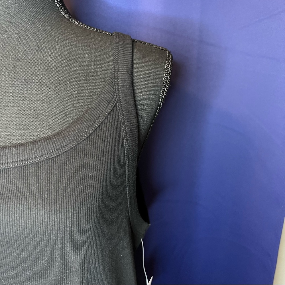 Old Navy Black Sleeveless Tank Top - Picture 2 of 8